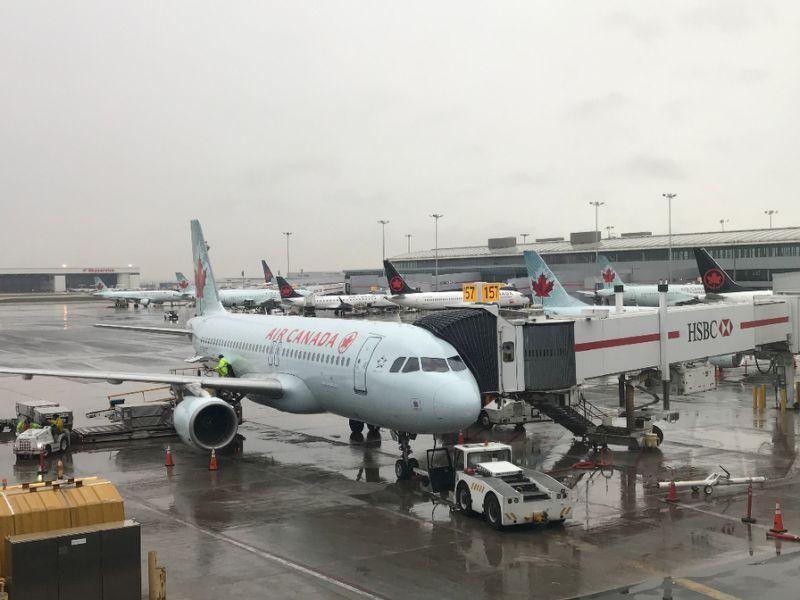 خبرنگاران هواپیمای کانادایی با مسافرش در آشیانه پارک شد