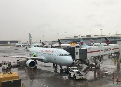 خبرنگاران هواپیمای کانادایی با مسافرش در آشیانه پارک شد